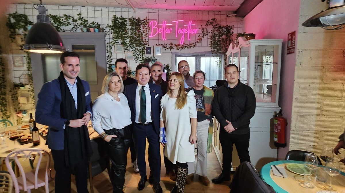 Representantes de Vox en un encuentro con periodistas.