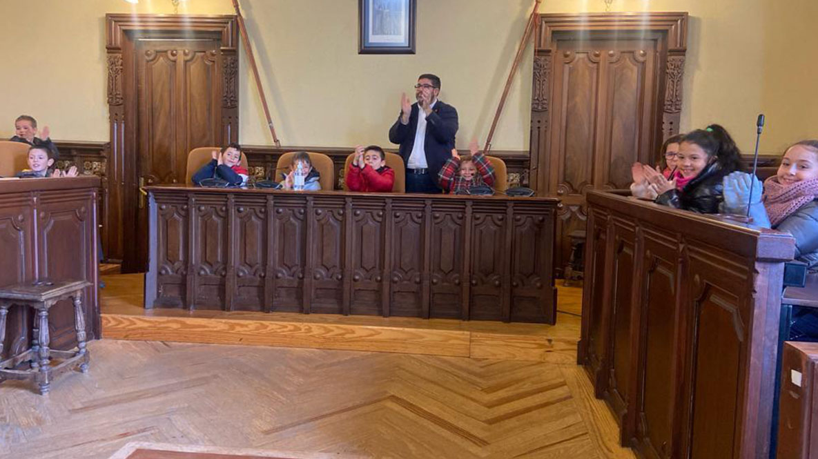 Visita de los alumnos en el salón de plenos del Ayuntamiento