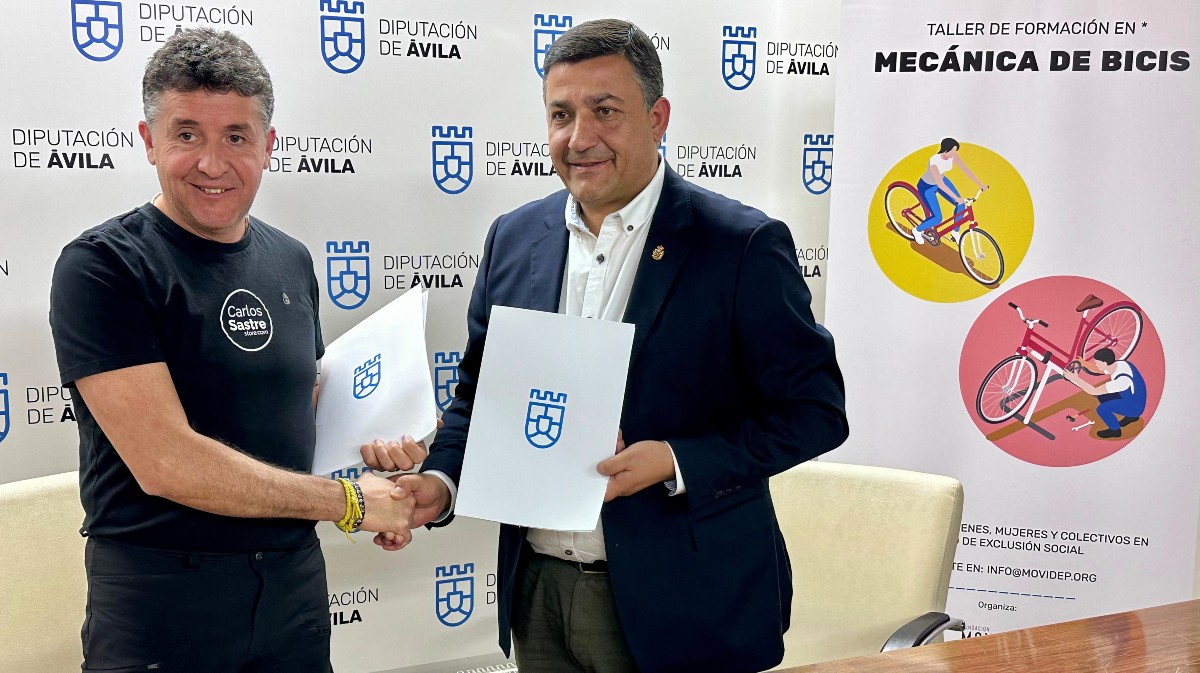 Carlos Sastre y Carlos García firman un convenio de colaboración.