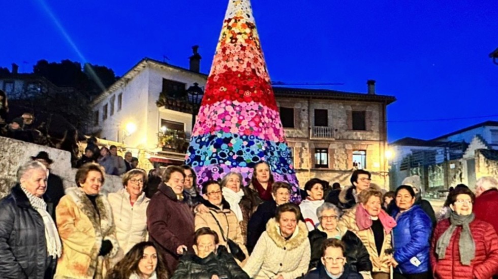 &Aacute;rbol de Navidad con flores de ganchillo en El Hornilllo.