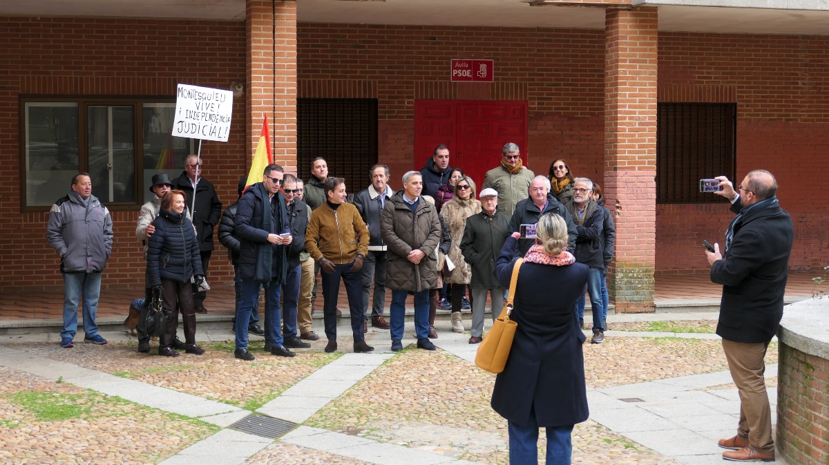 Concentración de Vox ante la sede del PSOE.
