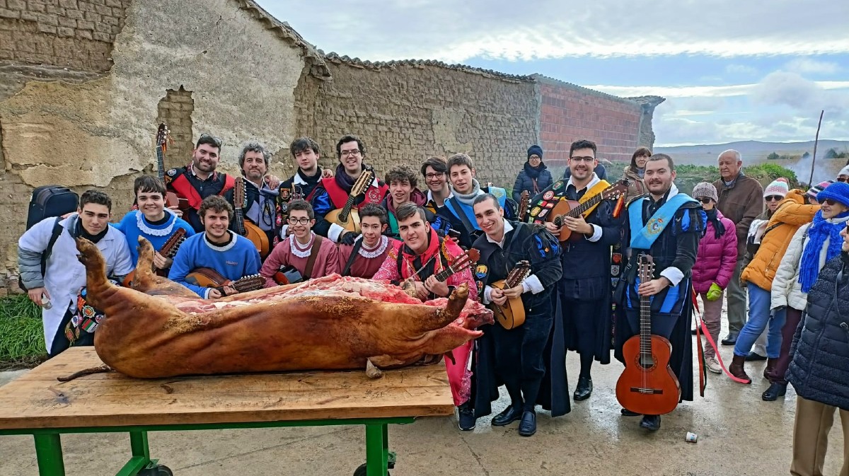Tunos de la Universidad Complutense en la fiesta de la matanza de Gotarrendura.
