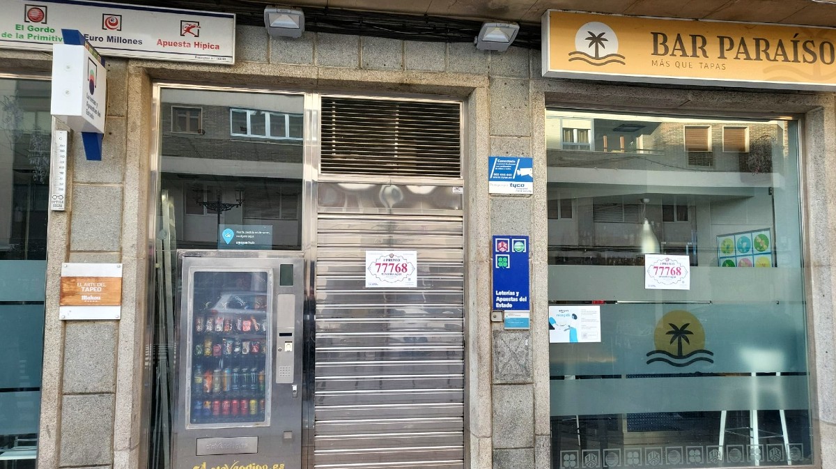 El bar Paraíso anuncia el premio de la Lotería de Navidad.