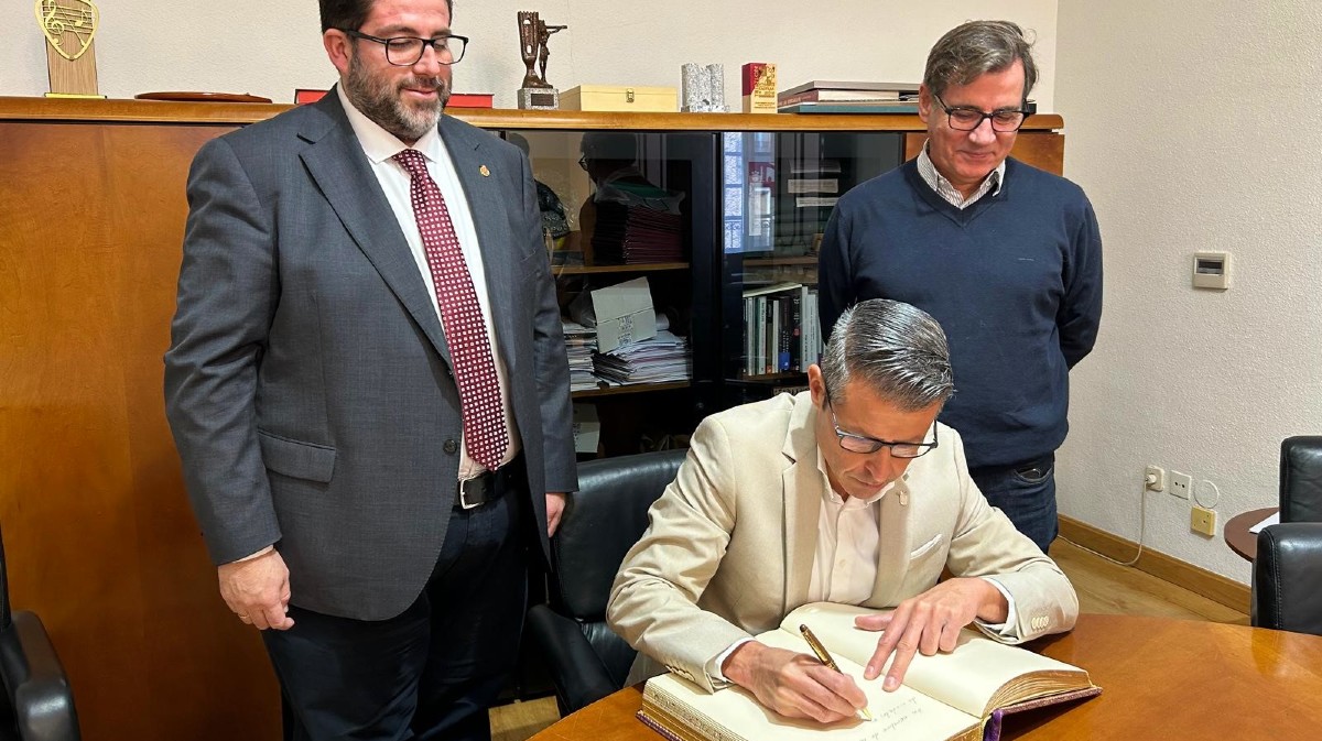Firma del presidente de Aceac y alcalde de Almusafes, junto al alcalde de Ávila y el de Martorell.