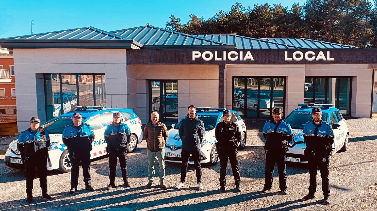 Vehículos de la Policía Local de Madrid donados a Las Navas del Marqués.