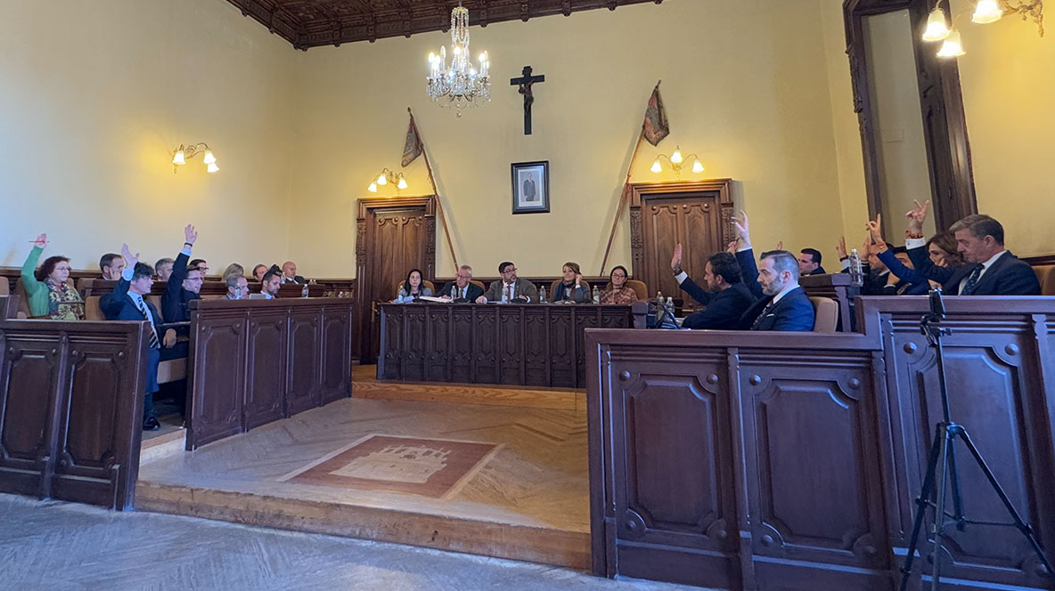Corporaci&oacute;n municipal votando en el pleno de diciembre