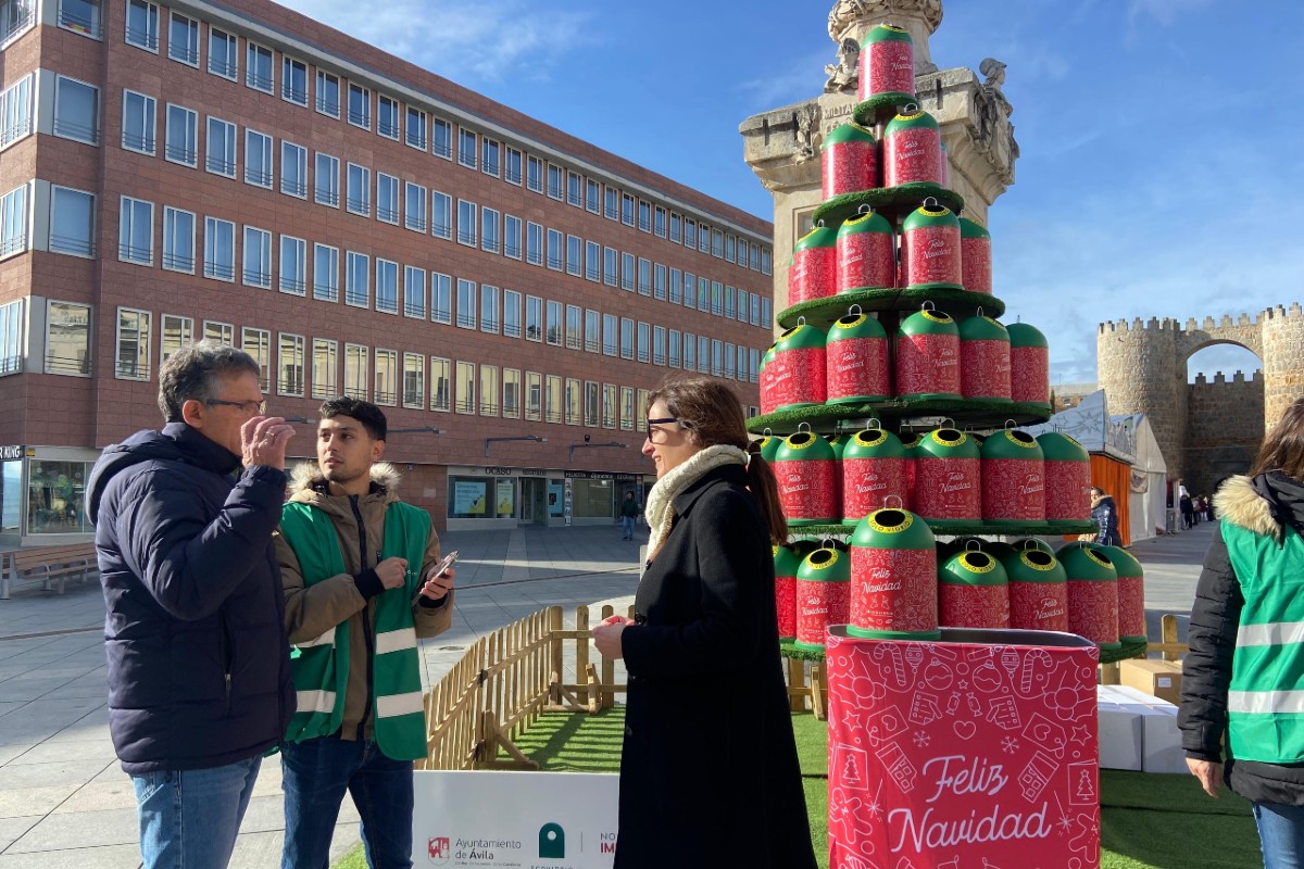 &Aacute;rbol navide&ntilde;o de minigl&uacute;s en el Mercado Grande.