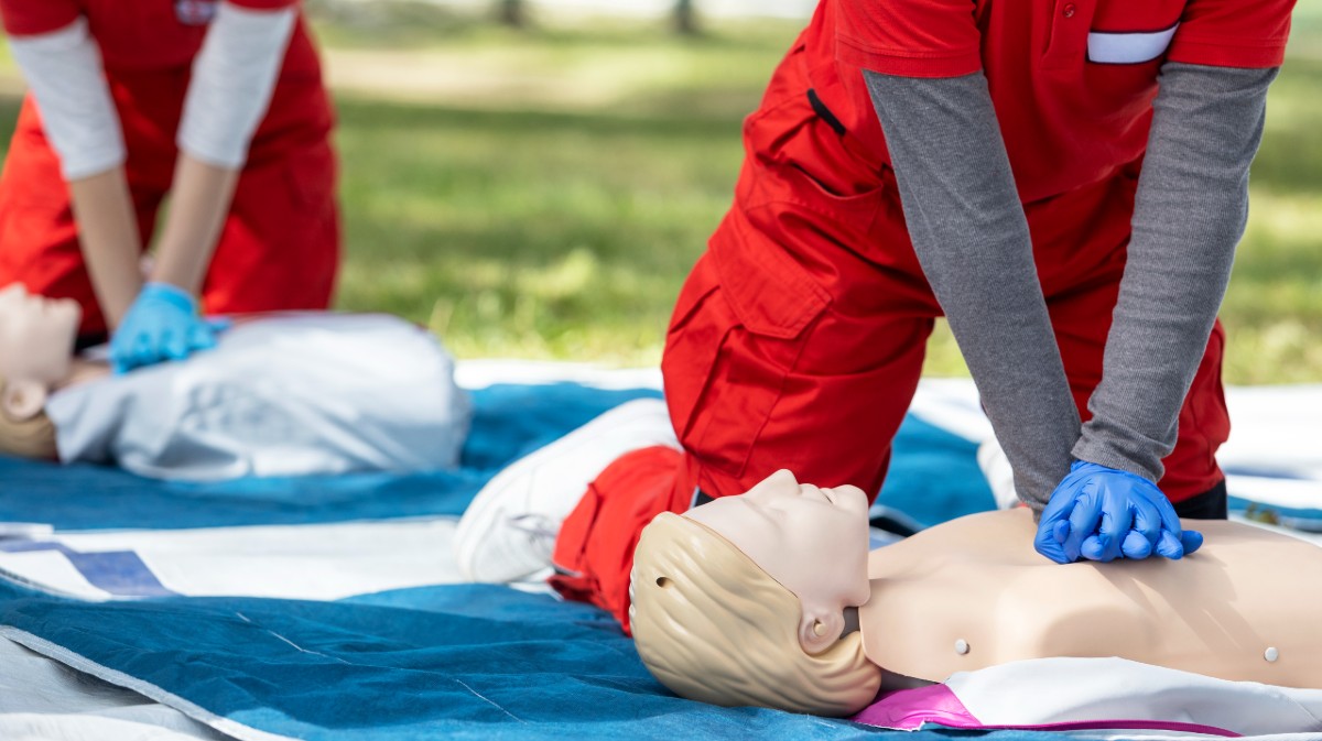 Pr&aacute;cticas de primeros auxilios.