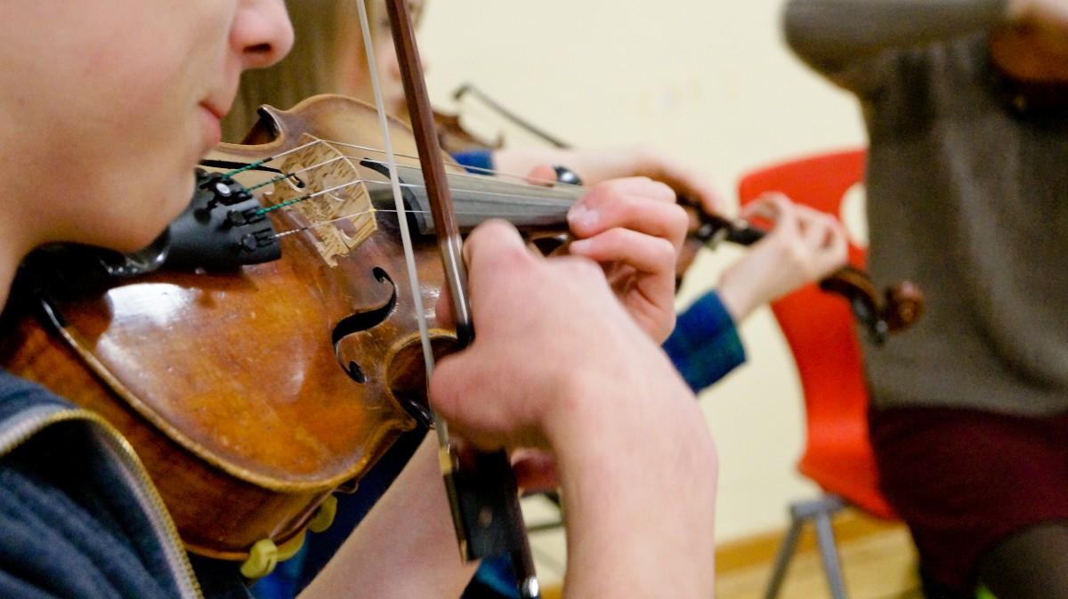 Un joven músico tocando el violín.