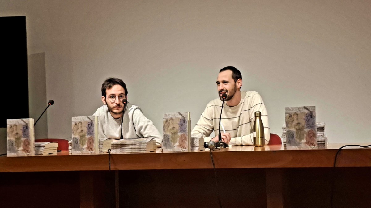 Jes&uacute;s Rodr&iacute;guez Fl&oacute;rez (derecha) en la presentaci&oacute;n de &lsquo;Esbozos pol&iacute;cromos&rsquo;.