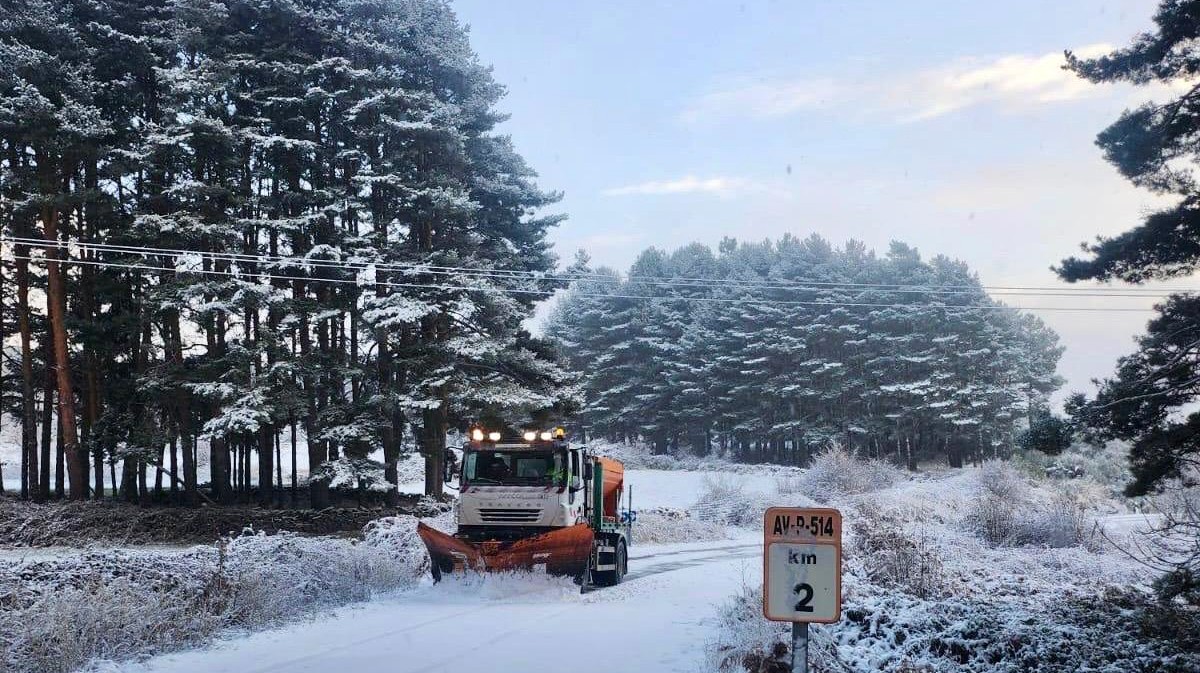 Nieve en la carretera AV-P-514 de acceso a Hoyos de Miguel Mu&ntilde;oz.