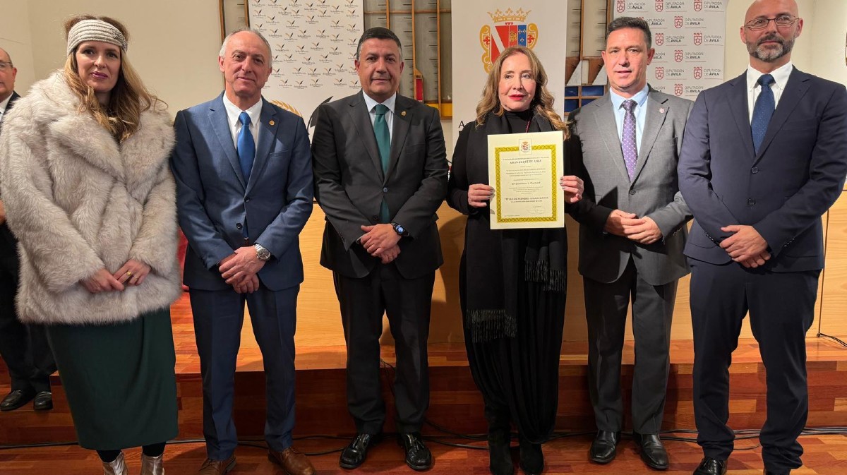 Jeannette L.Clariond recibe el título de la Institución Gran Duque de Alba.