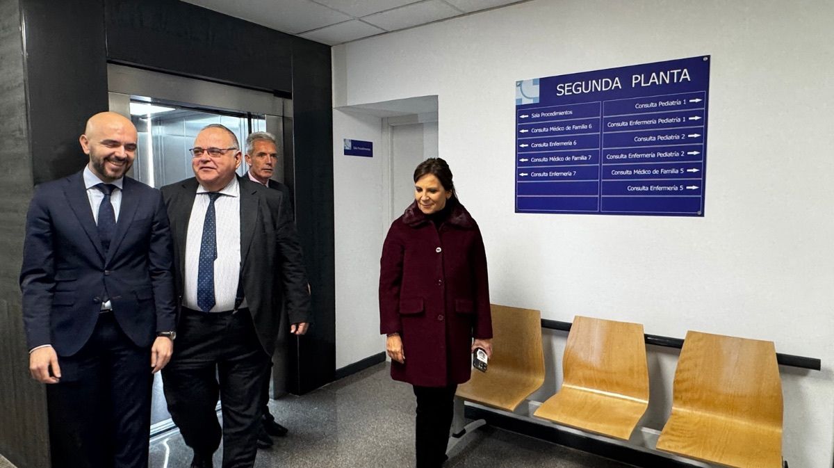 El consejero de Sanidad, Directora del Complejo Asistencial de &Aacute;vila y el delegado de la Junta saliendo del ascensor del Centro de Salud &Aacute;vila Norte