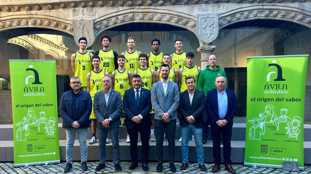 El equipo del Óbila Club de Basket en la Diputación de Ávila.