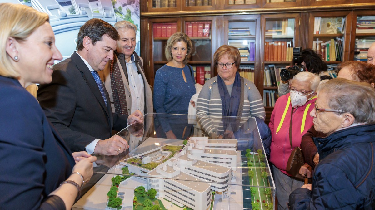 Mañueco presenta la nueva residencia de mayores de Ávila.