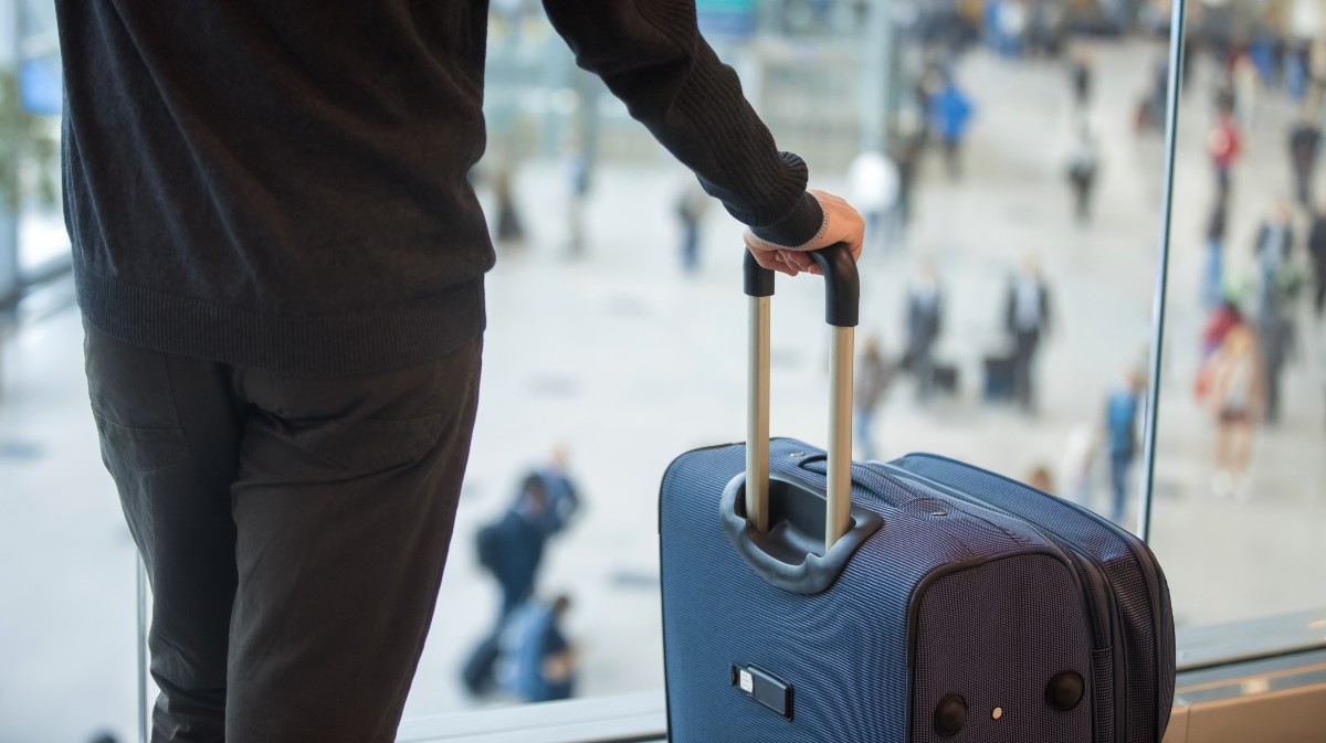 Imagen de archivo de un viajero con su equipaje.