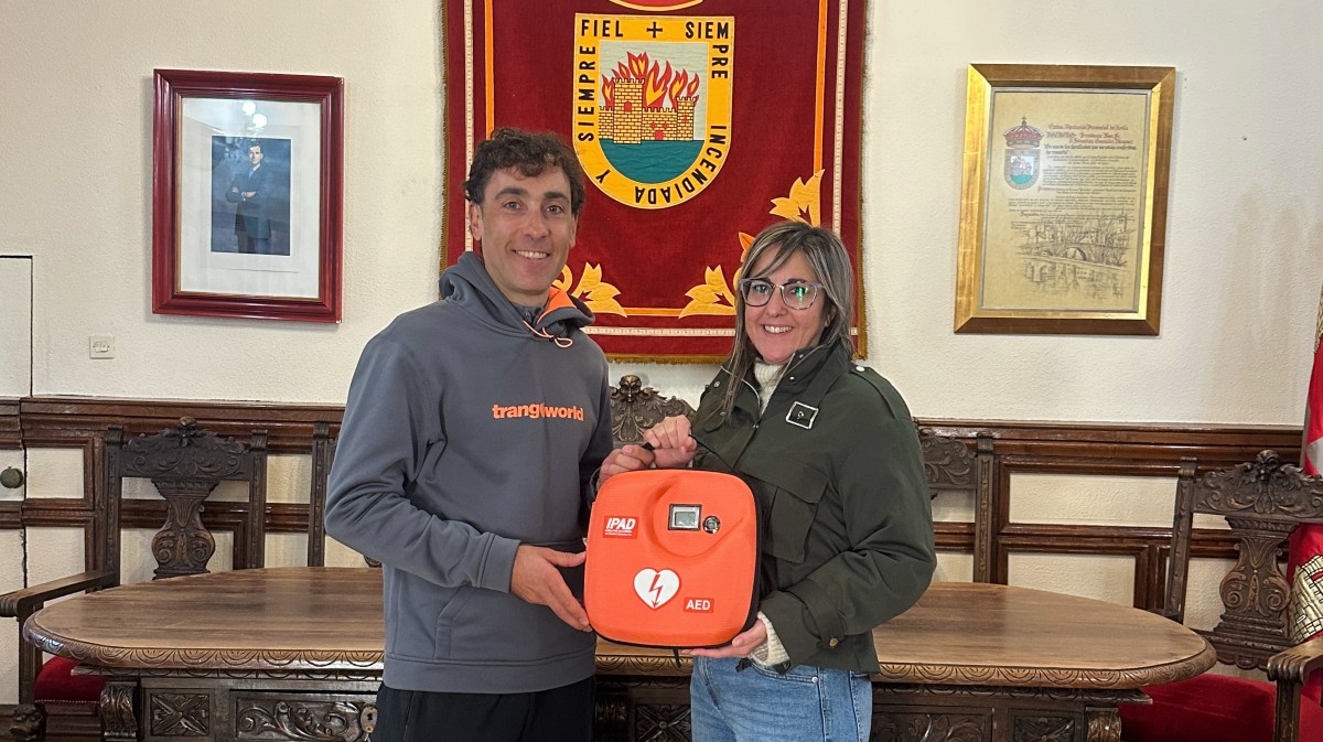 Entrega de un desfibrilador semiautomático a la Unión Deportiva Ramacastañas.