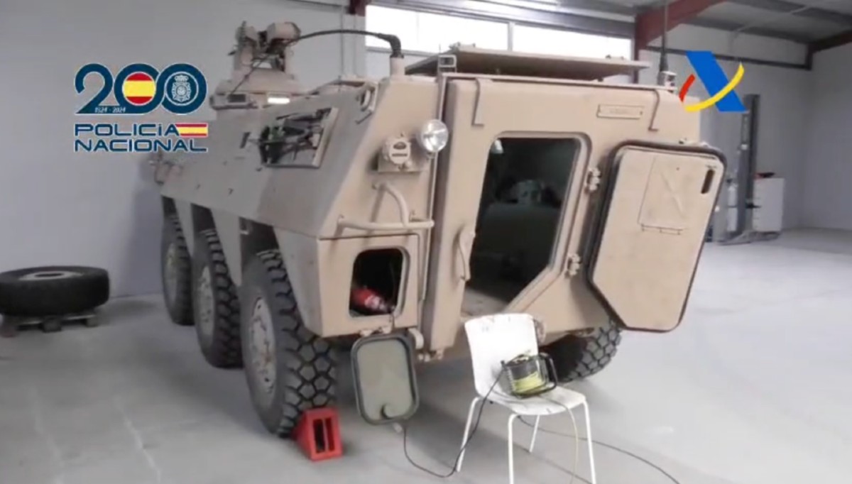 Taller ilegal de armas con un veh&iacute;culo blindado b&eacute;lico.