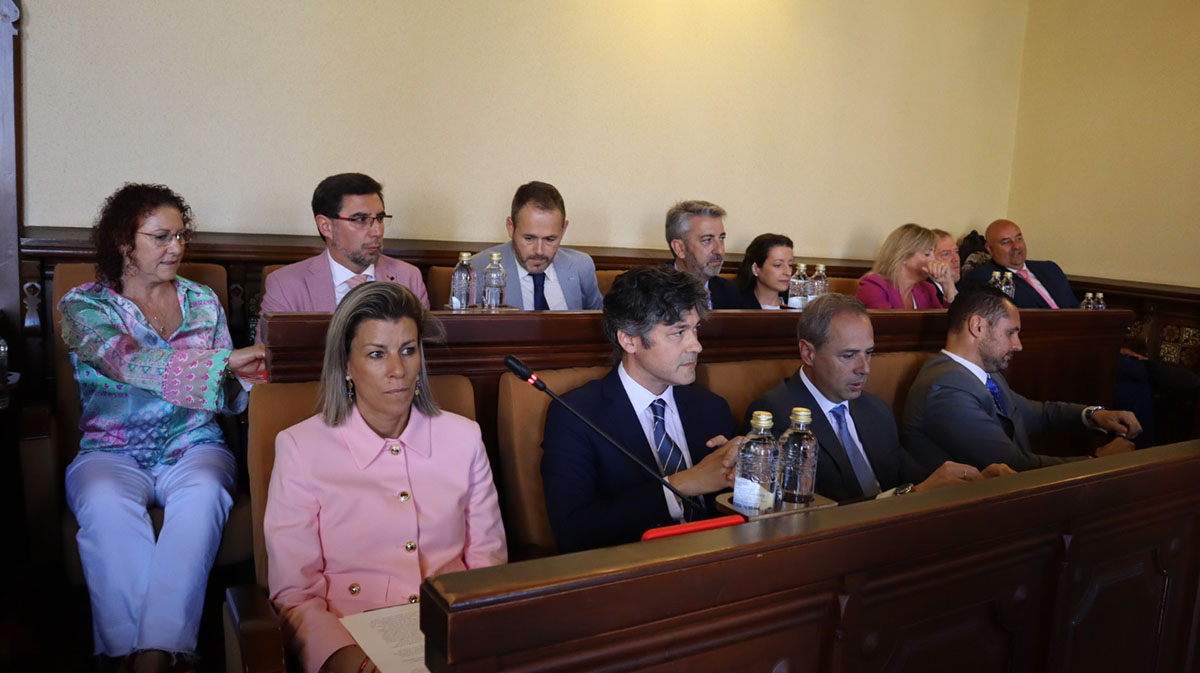 Barral (segundo izquierda, en la bancada inferior) junto a Arias, en un pleno municipal.