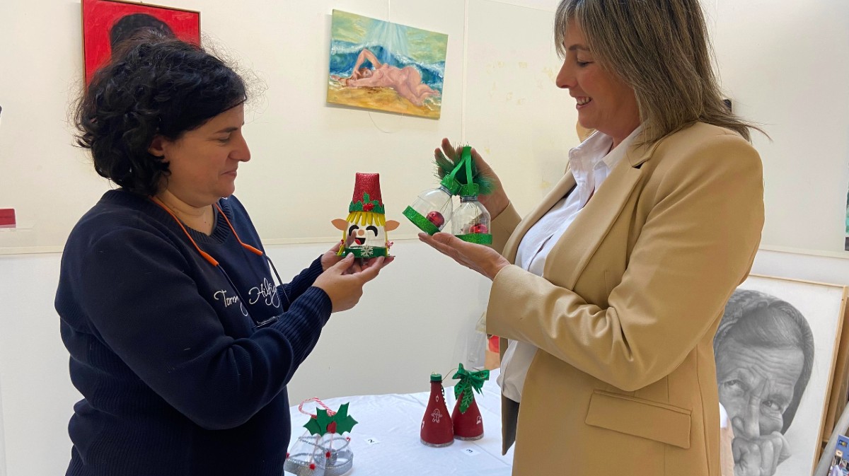 Residuos transformados en adornos navideños en el concurso 'Una Navidad de reciclaje'