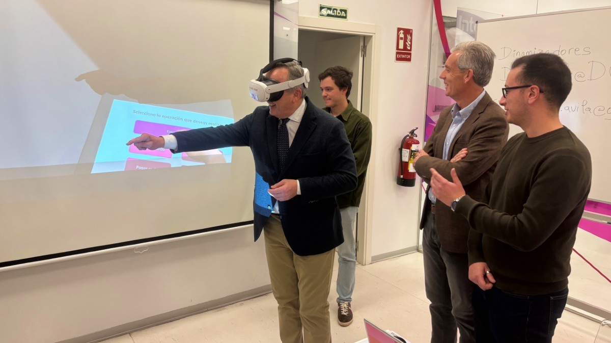 El viceconsejero de Transformaci&oacute;n Digital prueba una herramienta de realidad virtual.