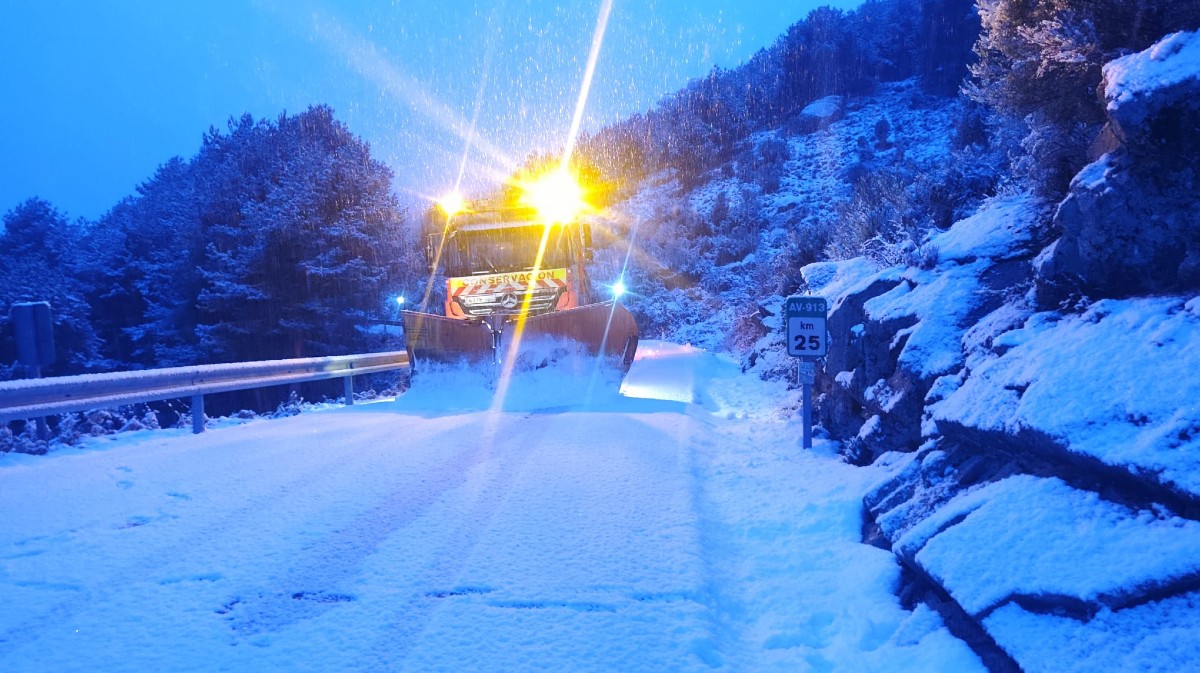 Nieve en la carretera AV-913, en el puerto de Serranillos.