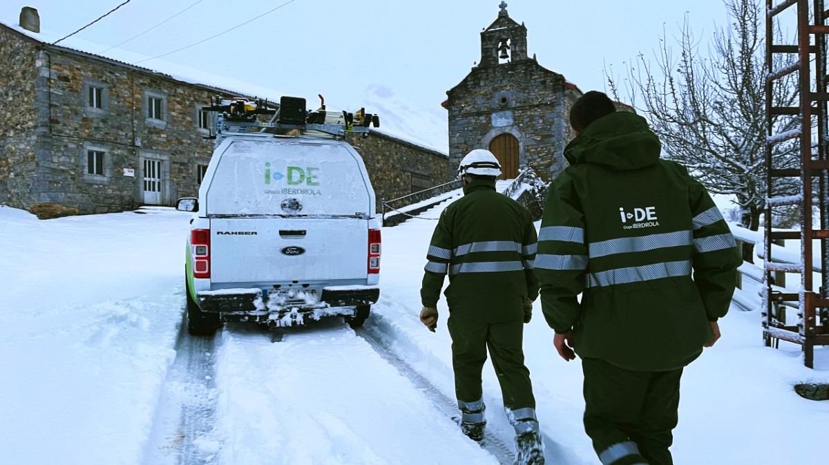 Operarios de la distribuidora el&eacute;ctrica i-DE, del Grupo Iberdrola.