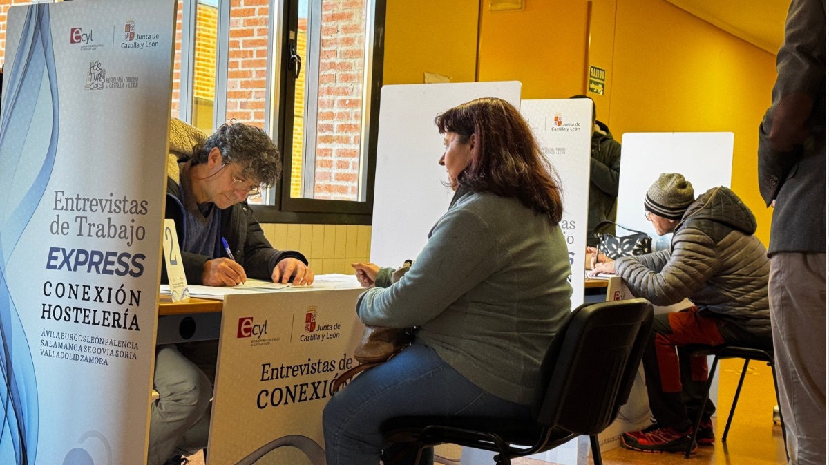 Los candidatos se entrevistan para encontrar empleo