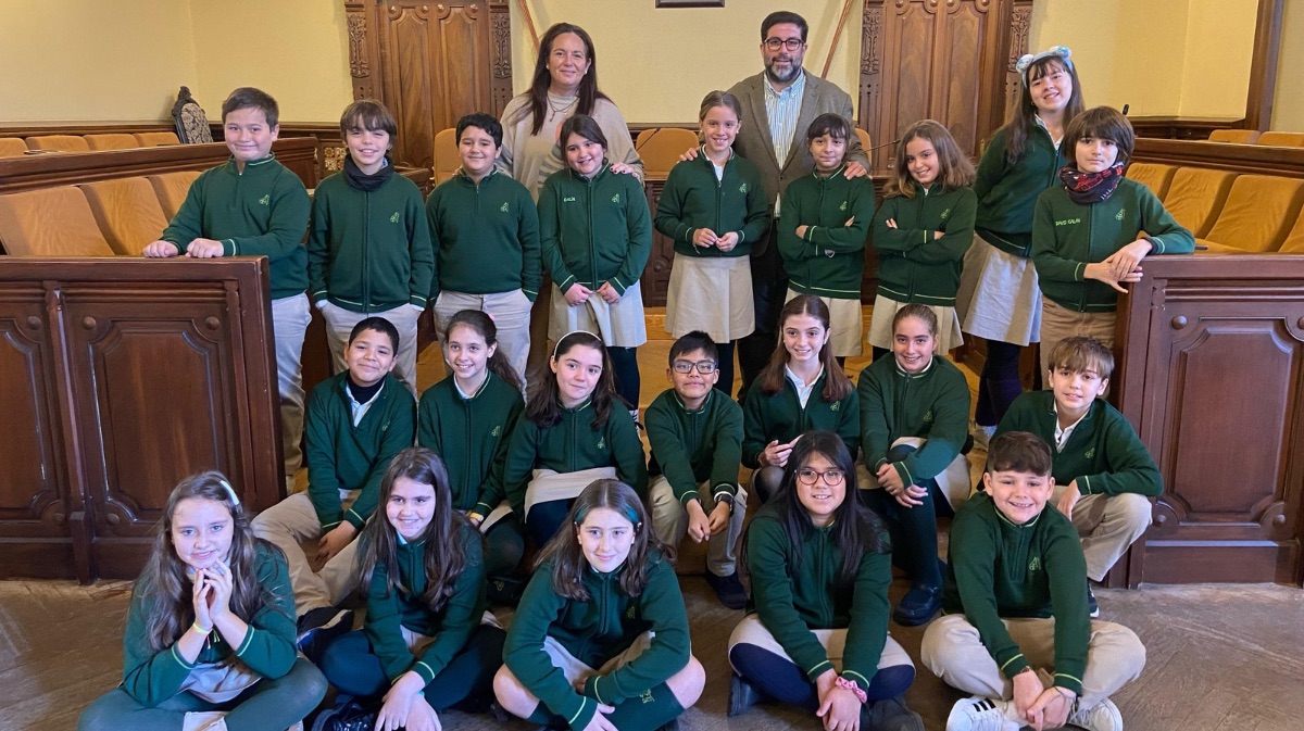 Alumnos del colegio Sagrada Familia visitan el Ayuntamiento