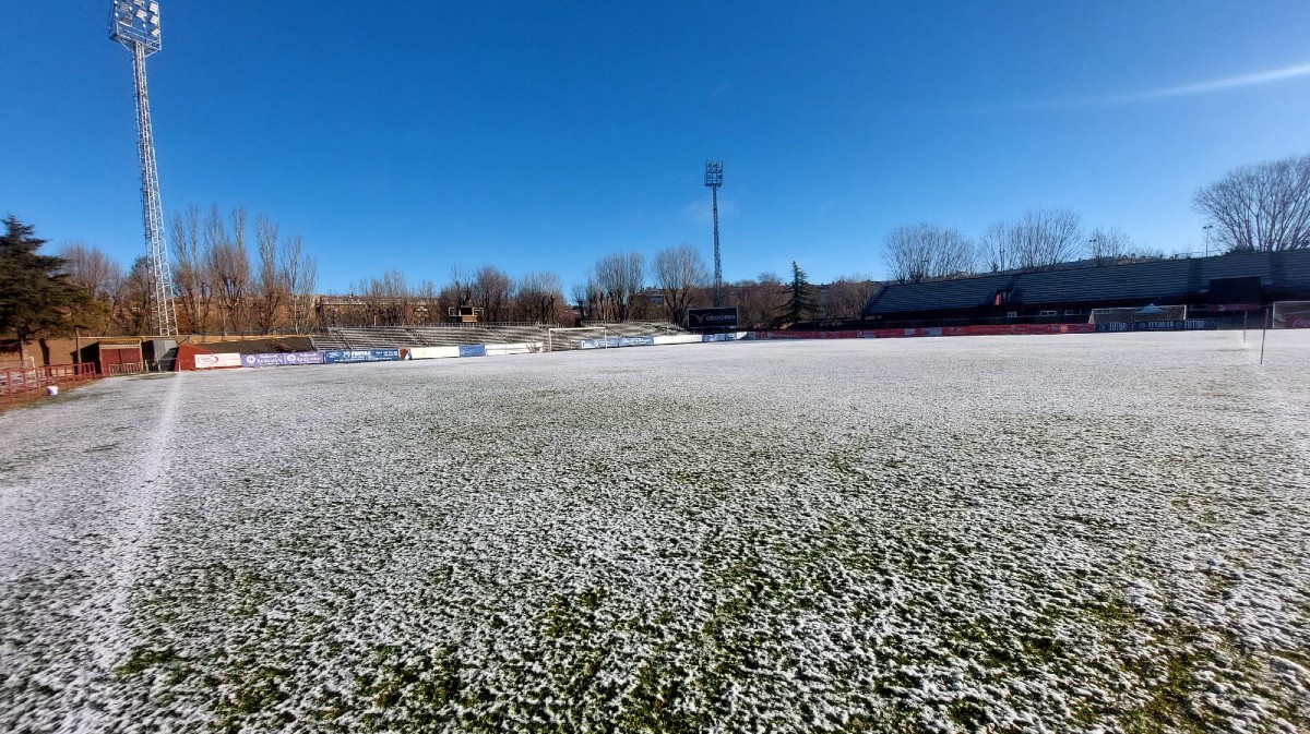 Nieve en el Adolfo Suárez este miércoles por la mañana.