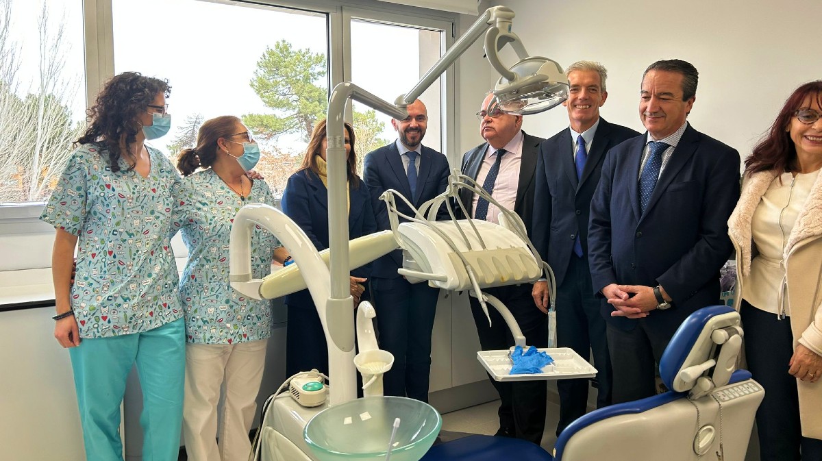 El consejero de Sanidad en el Centro de Salud de Ar&eacute;valo.