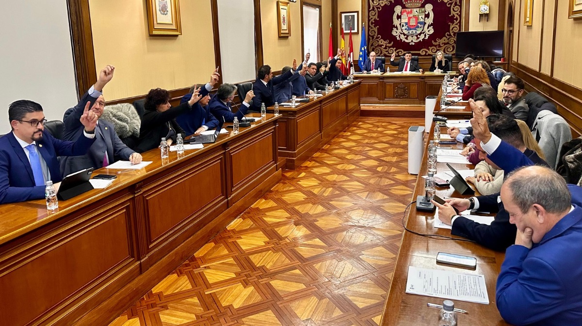 Pleno de la Diputaci&oacute;n aprobando el presupuesto