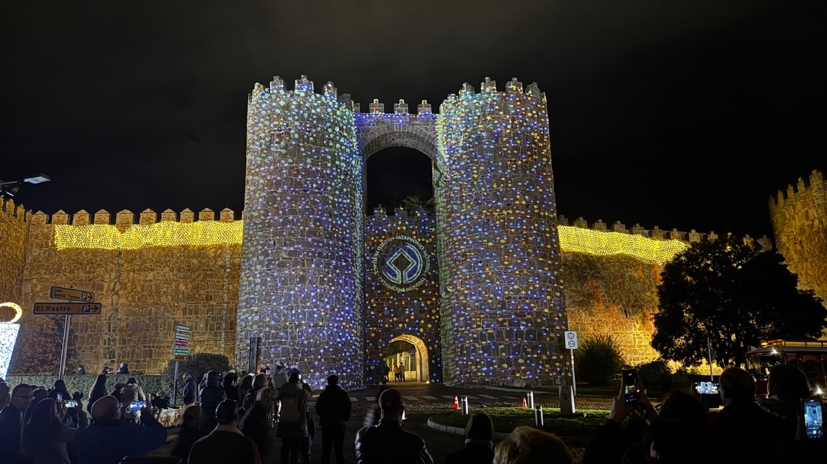 La muralla iluminada por el aniversario de Ávila como Ciudad Patrimonio Mundial