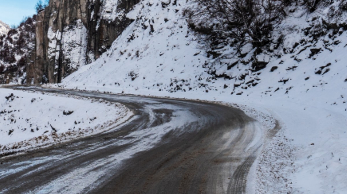 Imagen de archivo de una carretera con nieve.