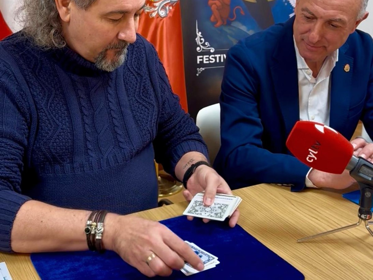 El Mago Nano hace un truco en la presentación del festival 'Vive la magia'.