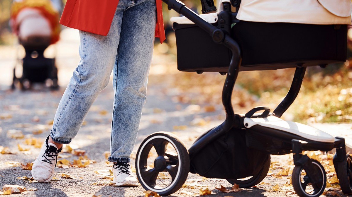 Imagen de archivo de una madre el carrito de su bebé.