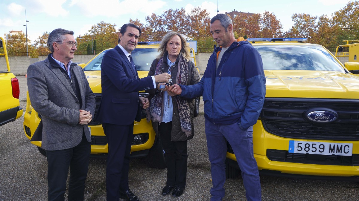El consejero de Medio Ambiente entrega los vehiculos a la jefa de Medio Ambiente en &Aacute;vila, Rosa San Segundo.