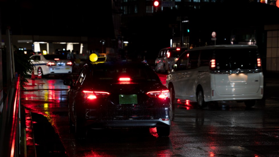 Imagen de archivo de tr&aacute;fico nocturno.