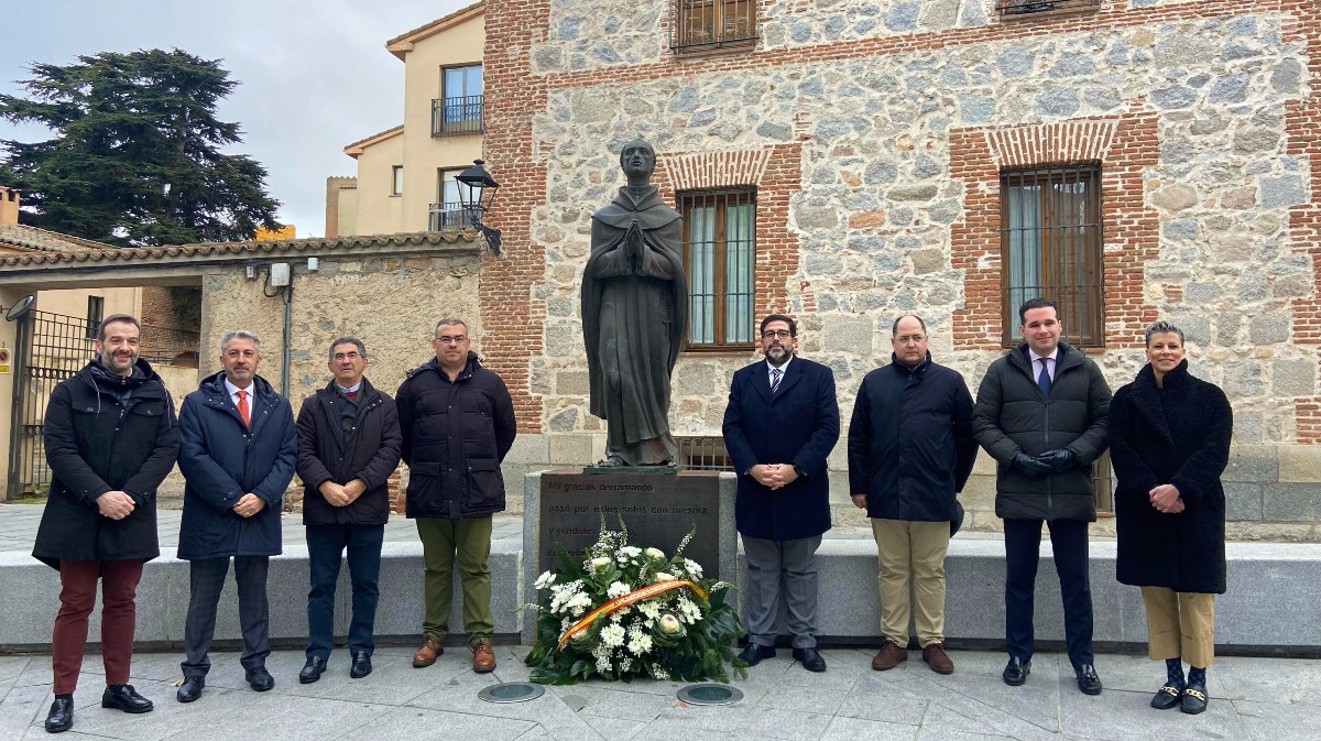 Ofrenda floral al monumento a San Juan de la Cruz en Ávila.