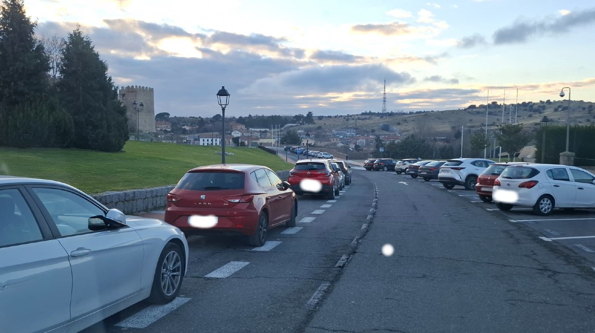 Veh&iacute;culos estacionados en el carril bici en la tarde del d&iacute;a de Navidad.