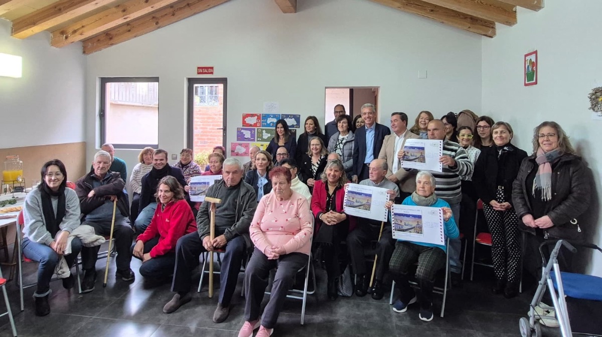 Vecinos de Robledillo y autoridades junto a la postal navideña