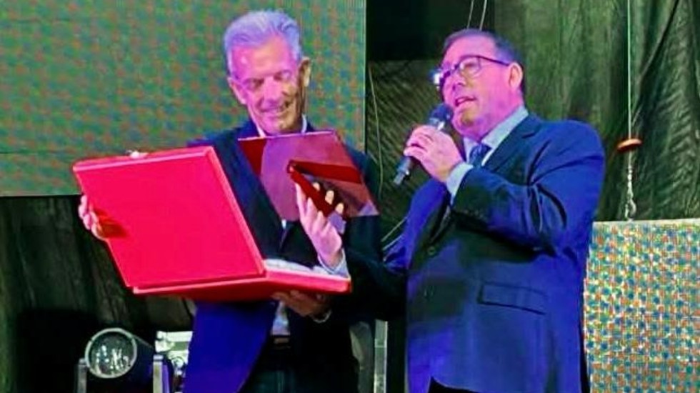 Luis Arévalo, alcalde de Aldeaseca (derecha), en las últimas fiestas de la localidad.