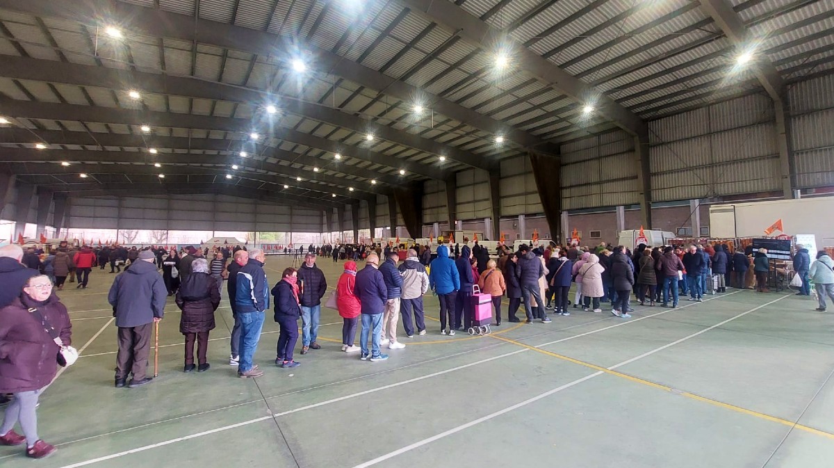Colas en el Mercado Agroalimentario en la Cubierta Multiusos.