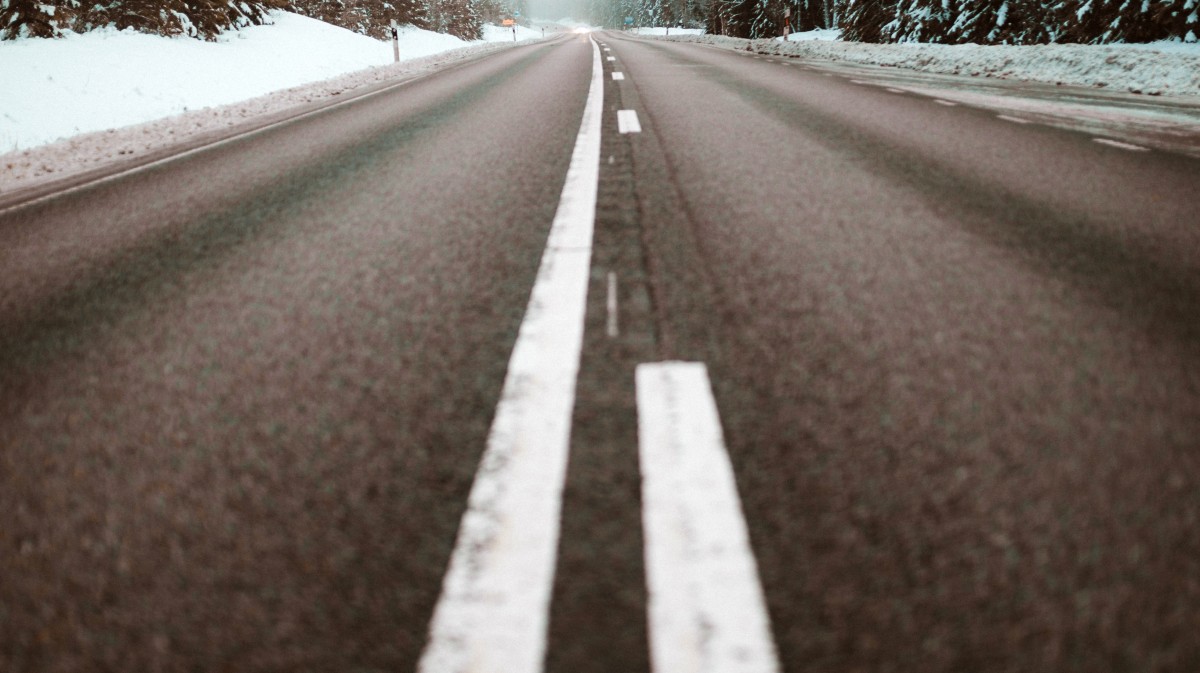 Imagen de una carretera tras una nevada.