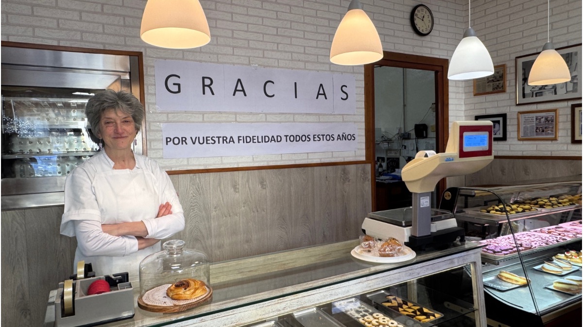 Isabel Hern&aacute;ndez, nieta del fundador Mariano Hern&aacute;ndez, se despide del obrador de su pasteler&iacute;a.