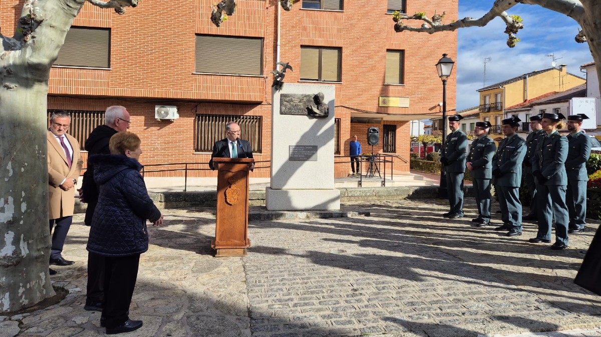 Homenaje a Fernando Trapero en el día de la Constitución en El Tiemblo.