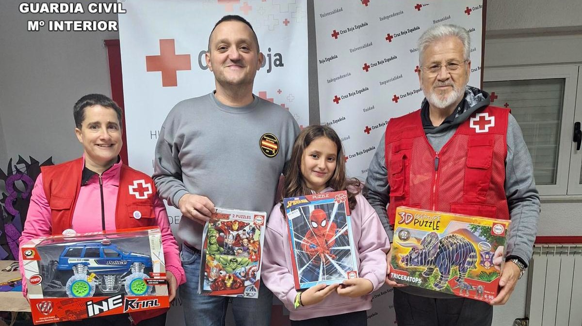 Guardias Civiles Solidarios entrega juguetes a Cruz Roja en Ar&eacute;valo.
