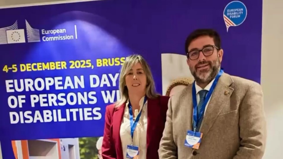 La teniente de alcalde Paloma del Nogal y alcalde de Ávila, en Bruselas.