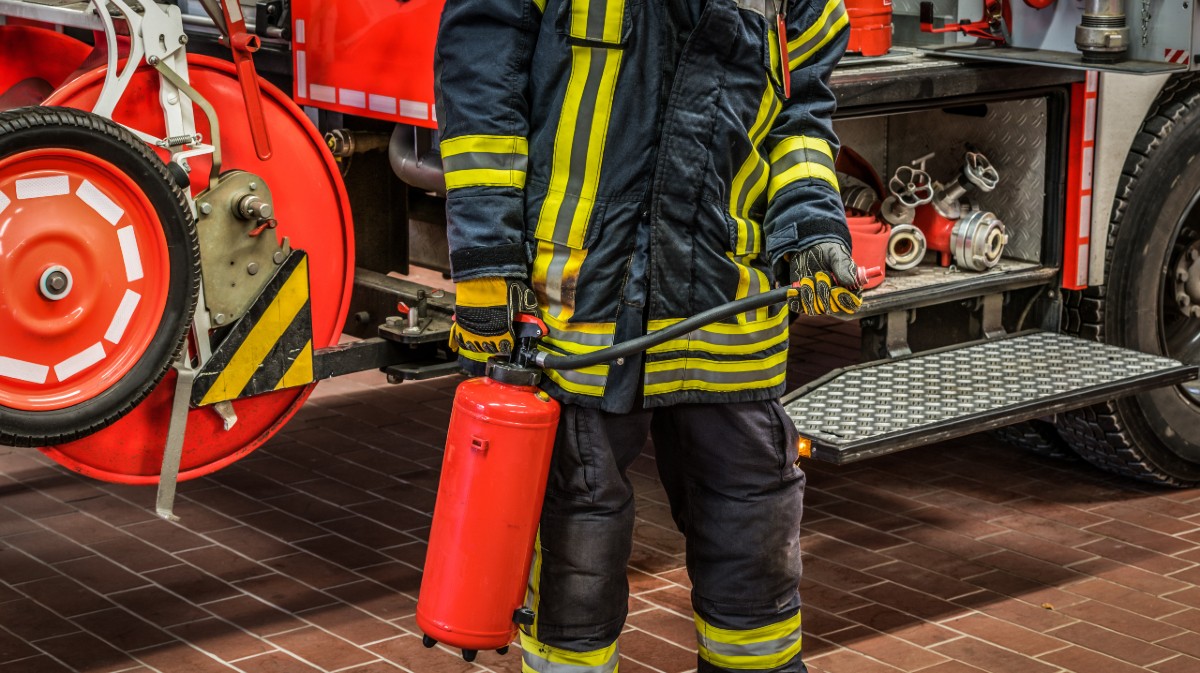 Un bombero en su puesto de trabajo.