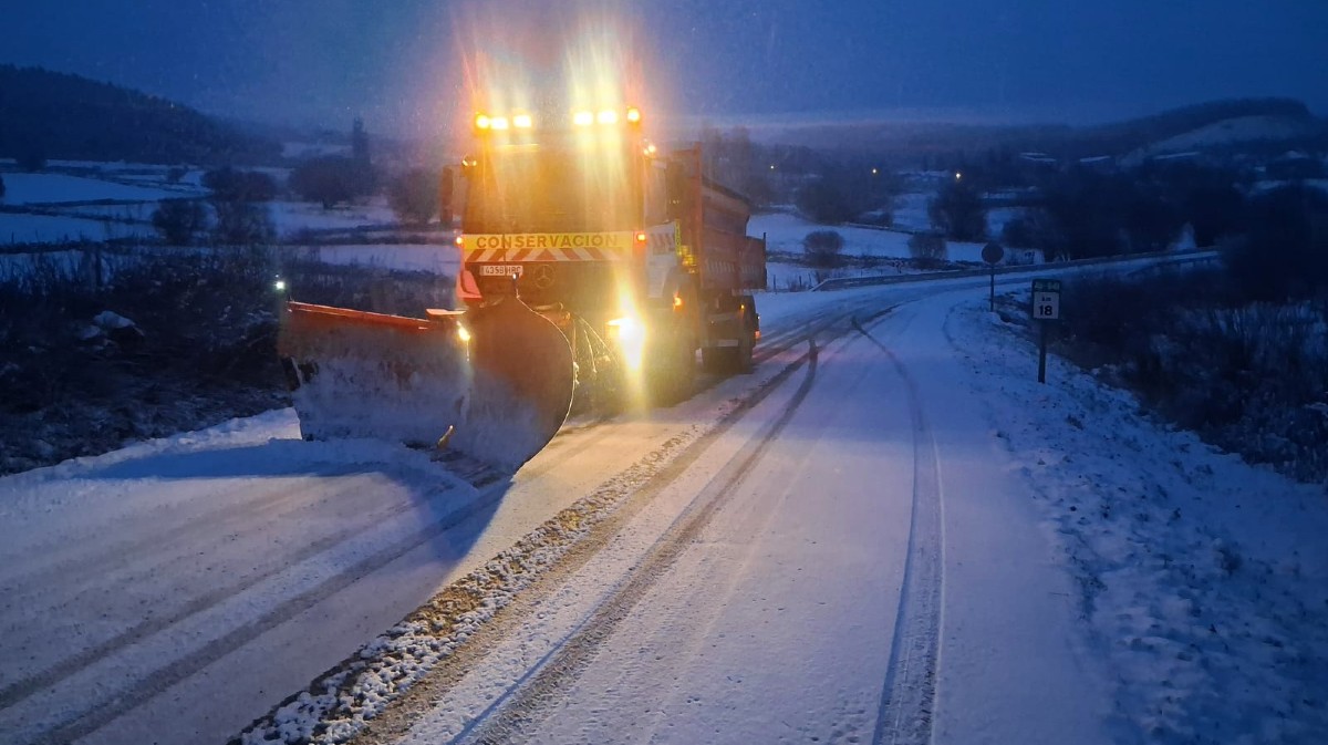 Nieve en Gredos en la carretera AV-941, en la madrugada del lunes.